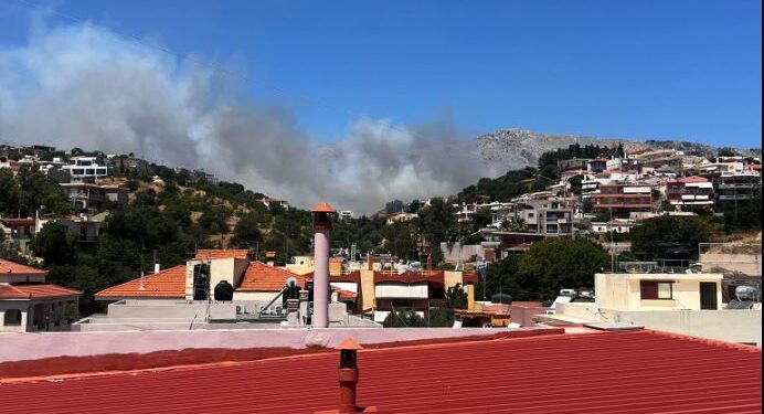 Μαίνεται η φωτιά στην Χίο: Διπλό μήνυμα από το 112 για εκκενώσεις οικισμών