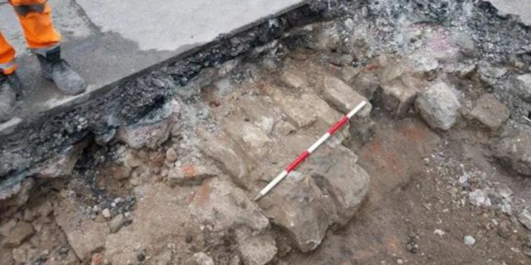 Η ξαφνική καθίζηση σε δρόμο έφερε στο φως έναν αρχαιολογικό θησαυρό