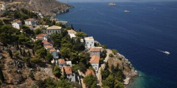 Φωτιά στην Ύδρα – Συναγερμός στην Πυροσβεστική