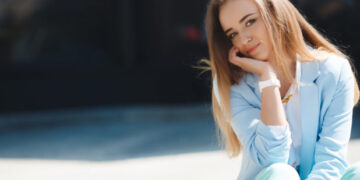 Σκέφτεται να χωρίσει τον άνδρα της γιατί είναι «μαμάκιας»