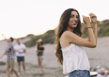 Έκανε ρεζίλι τον σύντροφό της μπροστά στους φίλους του επειδή δεν πληρώνει ποτέ και τίποτα