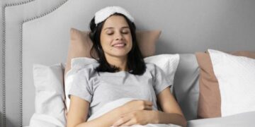 Ύπνος: Ειδικός αποκαλύπτει 3 απλά κόλπα για να κοιμηθείτε πιο εύκολα