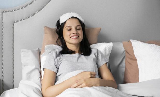 Ύπνος: Ειδικός αποκαλύπτει 3 απλά κόλπα για να κοιμηθείτε πιο εύκολα