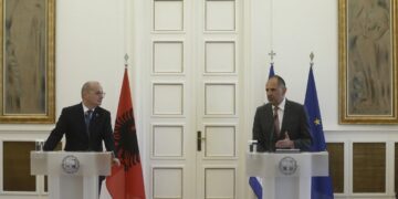 Συνάντηση με τον ΥΠΕΞ της Αλβανίας – «Σκιές που τάραξαν τις σχέσεις των 2 χωρών θα πρέπει να εκλείψουν»