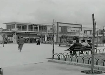 Αναγνωρίζετε την πλατεία; Είχαν γίνει γυρίσματα για μία πασίγνωστη ταινία με τον Θανάση Βέγγο