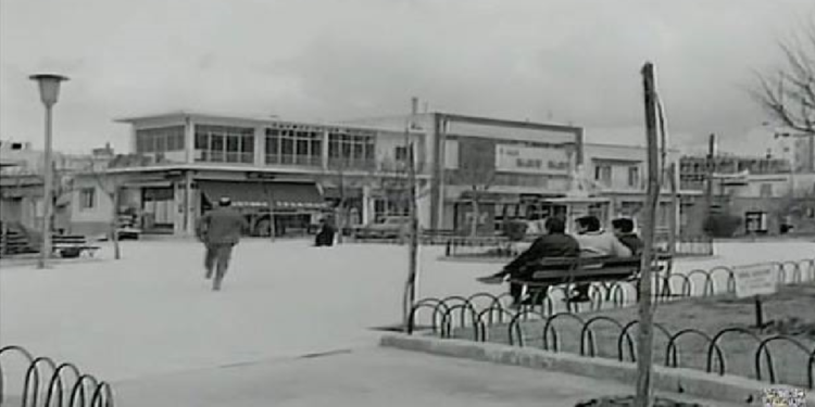 Αναγνωρίζετε την πλατεία; Είχαν γίνει γυρίσματα για μία πασίγνωστη ταινία με τον Θανάση Βέγγο