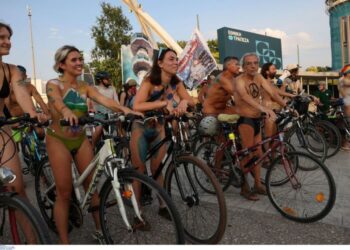 Θεσσαλονίκη: Γυμνοί ποδηλάτες ξεχύθηκαν στους δρόμους για την 18η Διεθνή Γυμνή Ποδηλατοδρομία