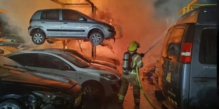 Ισραήλ: Φωτιά σε πάρκινγκ αυτοκινήτων έπειτα από χτύπημα ιρανικού πυραύλου