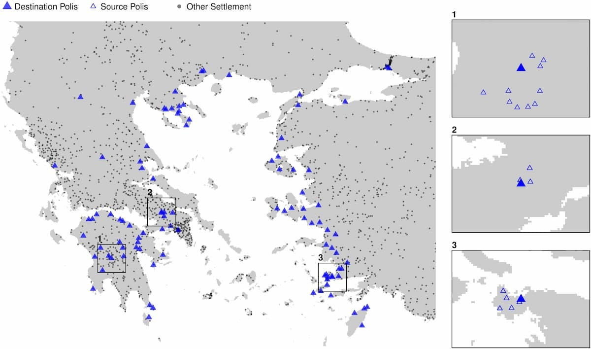 Χάρτης που απεικονίζει τη χωροταξική κατανομή του συνοικισμού. Στο αριστερό πλαίσιο φαίνονται όλοι οι συνοικισμοί. Τα τρία δεξιά πλαίσια δείχνουν: 1. Την Μεγαλόπολη, 2. Τη Θήβα, 3. Την Αλικαρνασσό, γνωστές πόλεις - κράτη.