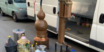 Κρήτη: Εντοπίστηκε παράνομο αποστακτήριο – Κατασχέθηκαν πάνω από τέσσερις τόνοι αλκοολούχου ποτού