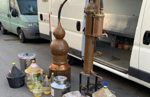 Κρήτη: Εντοπίστηκε παράνομο αποστακτήριο – Κατασχέθηκαν πάνω από τέσσερις τόνοι αλκοολούχου ποτού