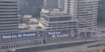 Τεράστιες αφίσες του Τραμπ σε λεωφόρο του Τελ Αβίβ